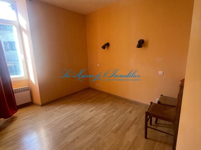 ANDUZE, maison de ville entièrement rénovée F4/F5 avec terra. 104m² Anduze
