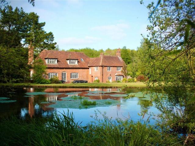 Andwell, Hook, Hampshire, RG27 5 bed detached house to rent £6,500 pcm £1,500 pw