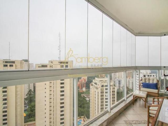 Andar alto, com 230m2 com 3 dormitórios, 2 suítes, varanda e 3 vagas