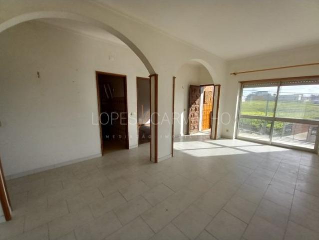 1º andar de moradia, para recuperar, em Alcochete, e a vender em conjunto com a nossa refª APA_935