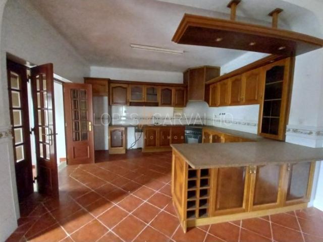 R/c de moradia, para recuperar, em Alcochete, e a vender em conjunto com a nossa refª APA_934