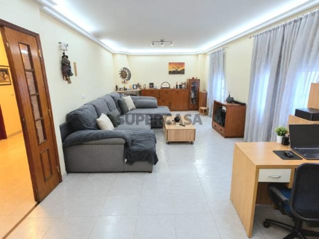 Andar de Moradia T3, Cave e Garagem. Montijo