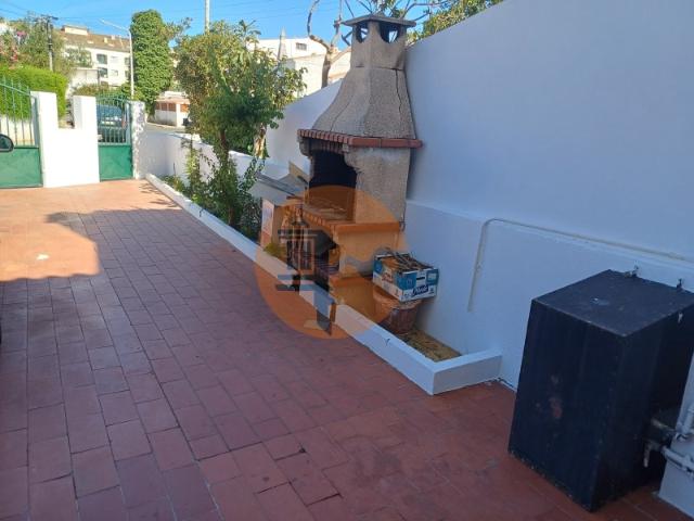 Andar de Moradia T2+1 com BBQ e quintal amplo para arrendamento Sazonal