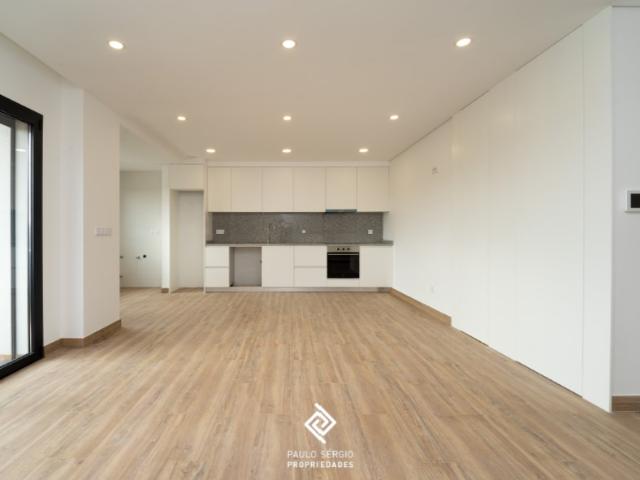 Andar de moradia T2 novo com varanda para arrendamento em Avintes, Vila Nova de Gaia