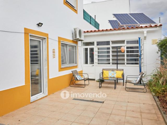 Andar de Moradia T2, com pátio generoso e garagem, em Évora