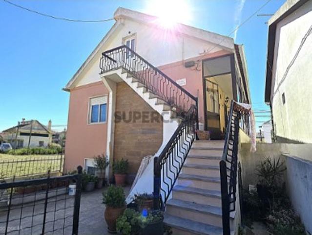 Andar de Moradia T2 com Sótão e Terraço Bairro do Casal Novo, Caneças
