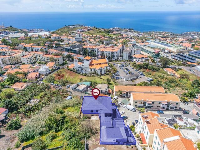 Andar de Moradia T3 com Anexo T2, 3 garagens Potencial de Re. 168m² Santo António Funchal