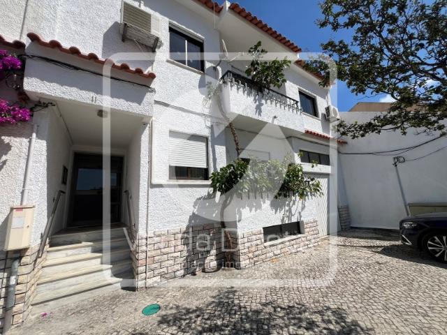 Andar de moradia T3 com garagem, Barreiro