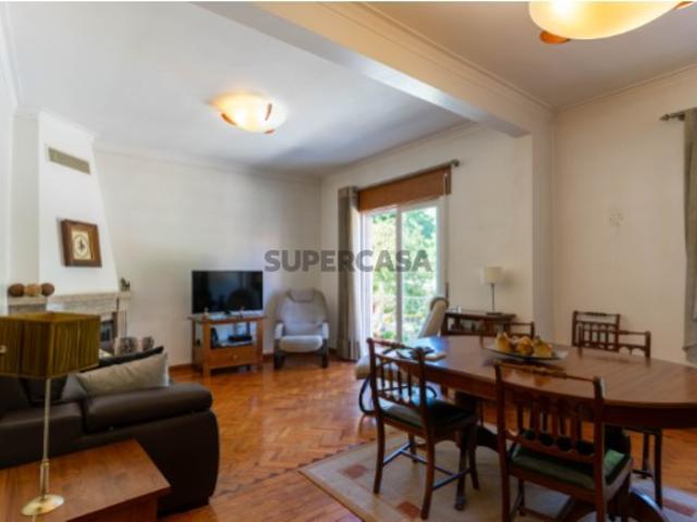 Andar de Moradia T3 com Potencial de Duplex e Excelente Localização Corroios