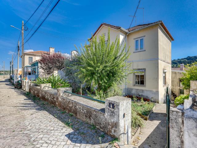T3 num andar de Moradia Para Renovar com Jardim e Localização Privilegiada!