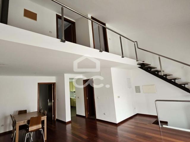 Andar de moradia V3 com terraço, localizada perto da biblioteca