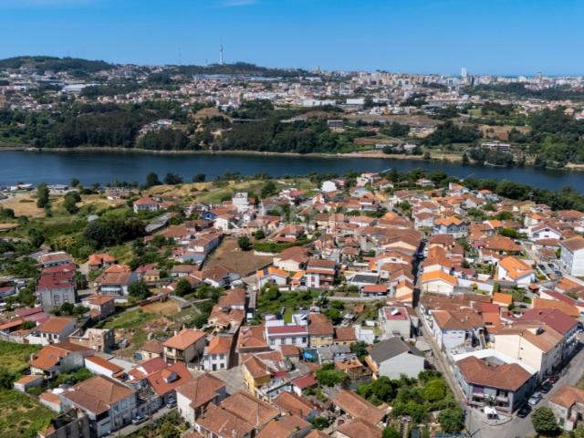 Andar moradia T1 para arrendamento em Valbom