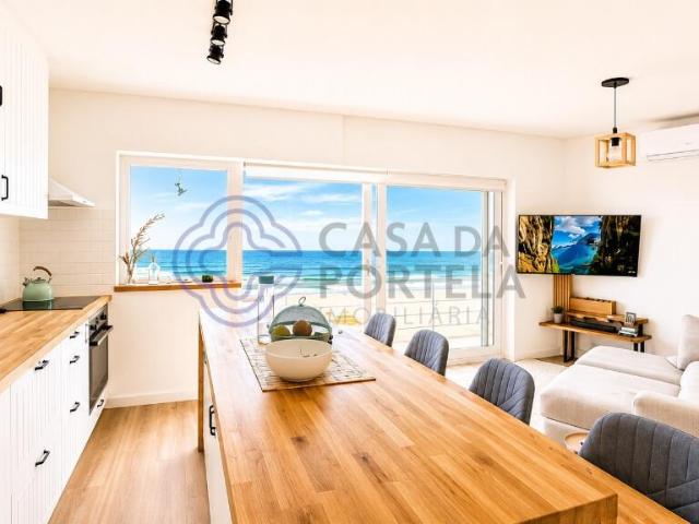 Andar Moradia T2 na 1ª linha de mar da Praia de Angeiras, para venda