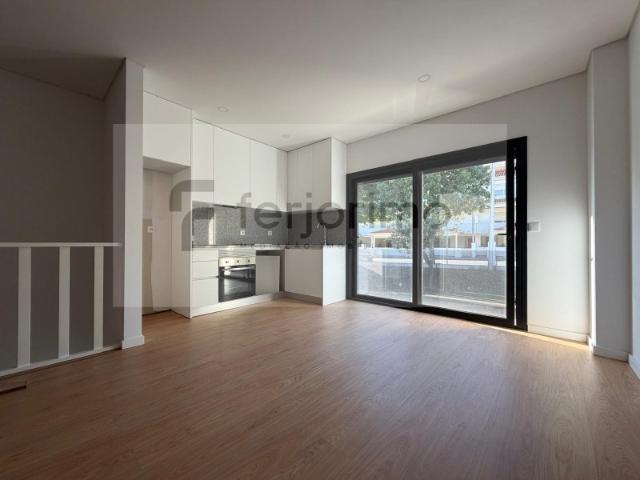 Andar moradia t2 novo, com suite, com moveis de cozinha, placa e forno, sem garagem
