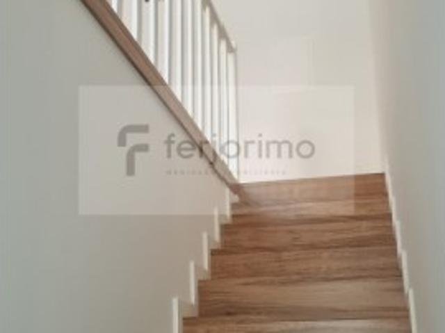 Andar moradia t2 novo, com suite, com moveis de cozinha, placa e forno, sem garagem