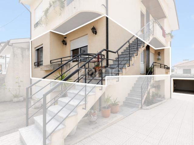 Andar Moradia T2 com 3 Varandas e Garagem BOX em Folgosa, Maia