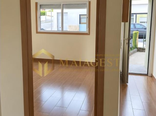Andar Moradia T2 de 3 Frentes com Varanda em Oliveira do Douro