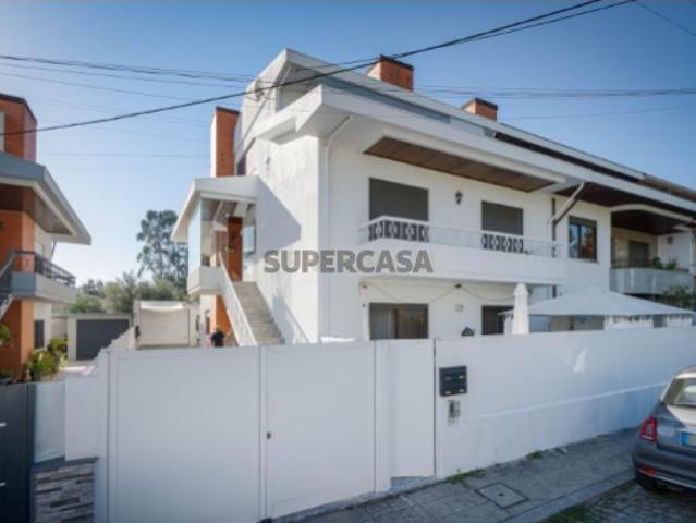 Andar Moradia T3 em Folgosa, Maia Espaço, conforto e uma agradável zona exterior