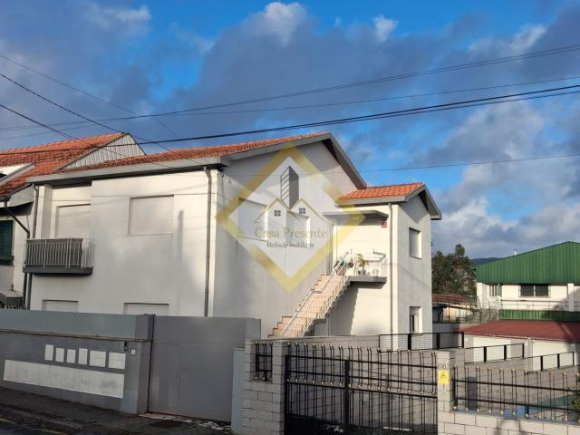Andar Moradia T3 Renovado | 3 Frentes | 2 Garagens Fechadas | S. Cosme, Gondomar!