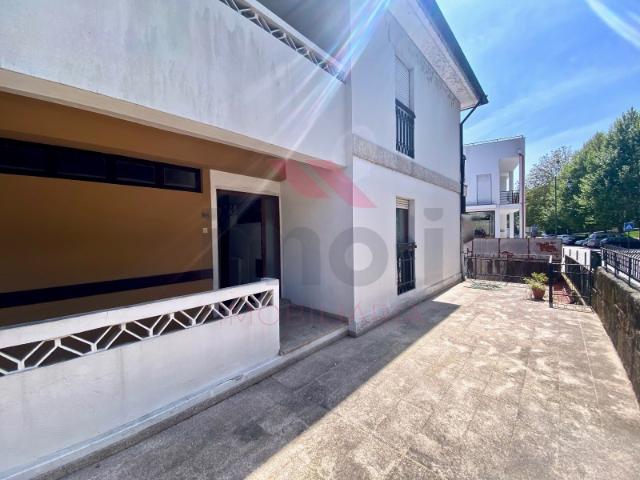 Andar moradia térreo com garagem, anexo e logradouro com jardim No coração da vila minhota de Arcos de Valdevez