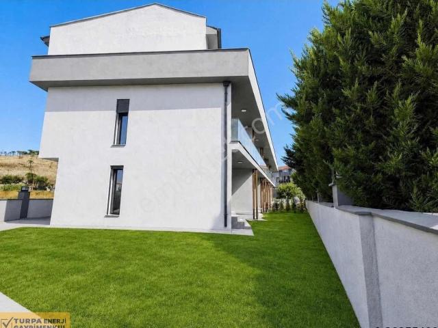 Çandarlı'da Geniş Bahçeli Satılık 3+1 Tripleks Villa