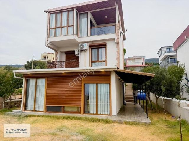 Çandarlı'da Deniz Manzaralı Satılık 4+1 Tripleks Müstakil Villa