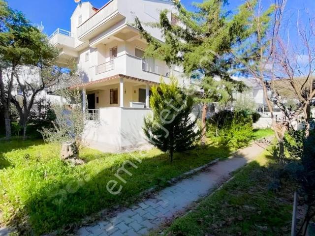 Çandarlı'da Kiralık Denize Yakın Bahçeli Villa
