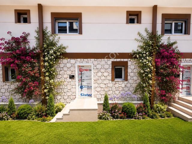 Çandarlı'da Havuzlu Sitede Satılık 3+1 Tripleks Villa