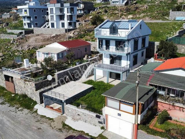 Çandarlı'da Panoramik Deniz Ve Adalar Manzaralı Lüks Villa