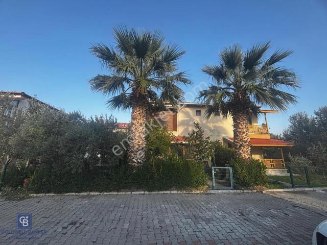 Çandarlı Yıldızkent Sitesi'nde 3+1 Bahçeli Villa