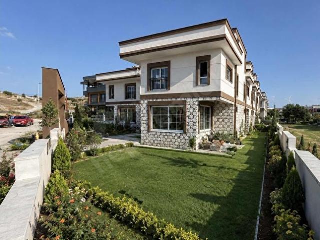 ÇANDARLI'DA 140 m MÜSTAKİL BAHÇELİ SATILIK 3+1 TRİPLEKS VİLLA