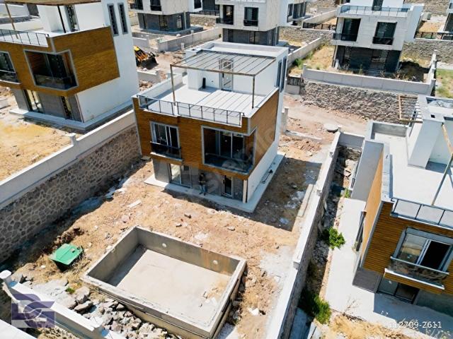 ÇANDARLI'DA DENİZ MANZARALI SATILIK 3+1 VİLLA