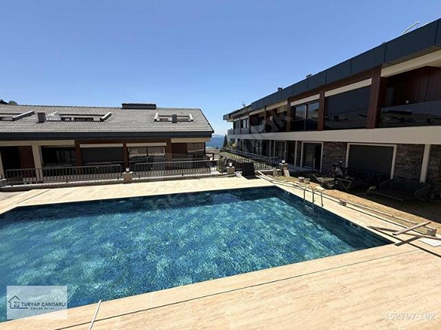 ÇANDARLIDA DENİZE 100 METRE HAVUZLU SİTEDE SATILIK 1+1 DAİRE