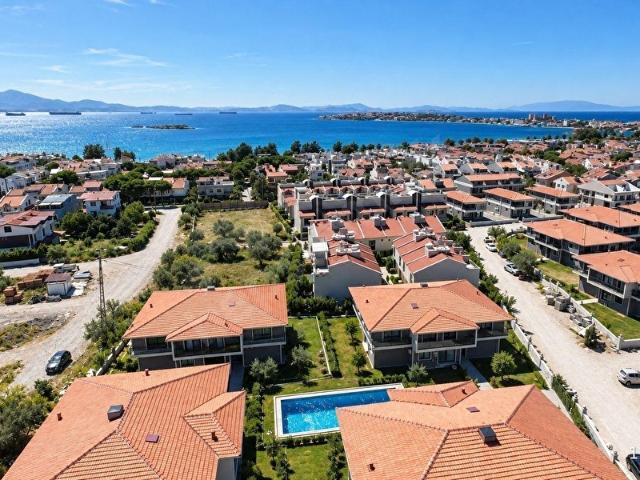 HAVUZLU SİTEDE KÖŞE BAHÇELİ 1+1 DENİZE 200 METRE