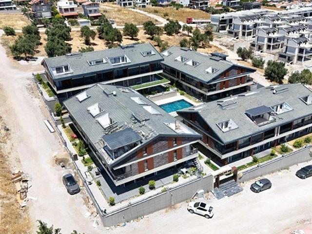 ÇANDARLIDA HAVUZLU SİTEDE DENİZE 100 METRE 2+1 DUBLEKS
