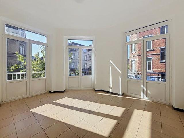 Anderlecht – Beautiful, fully renovated 2 bedroom flat with