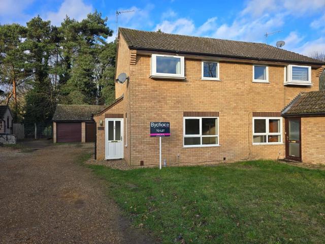 Anderson Walk, Bury St Edmunds 3 bed semi detached house to rent £1,350 pcm £312 pw