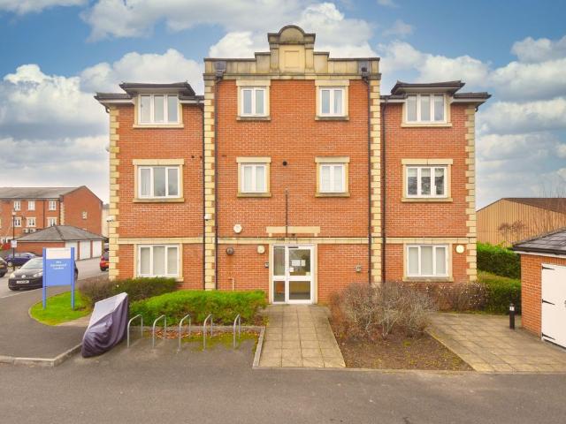 Anderson Court, Redhill RH1, 2 bed flat to rent, £1,600 pcm | PrimeLocation