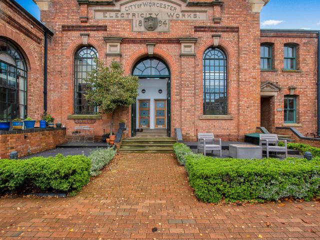 Andrew Grant are proud to present this wonderful two bedroom property located in Worcester. To Let £1,300pcm