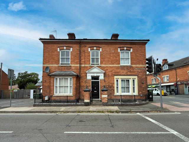 Andrew Grant is proud to present this fantastic one bedroom basement apartment, situated in a convenient Worcester city centre location. To Let £775pcm