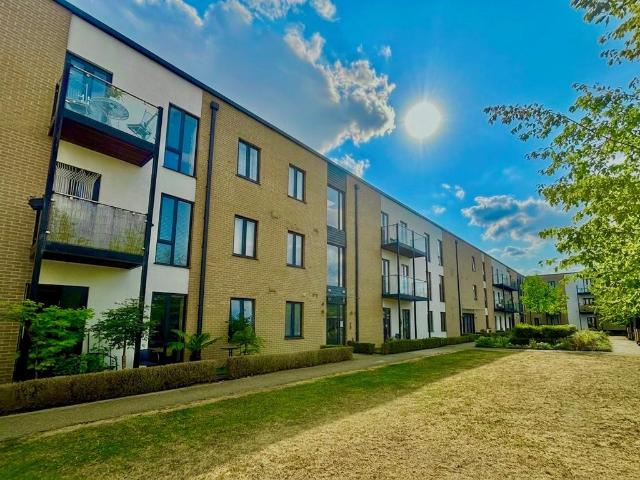Angus Court, Thame, OX9 2 bed apartment to rent £1,450 pcm £335 pw