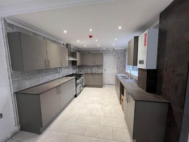 Angus Street, Cardiff CF24 6 bed end of terrace house to rent £3,600 pcm £831 pw