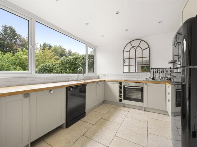 Angas Court, Pine Grove, Weybridge. 3 bed house to rent £3,250 pcm £750 pw
