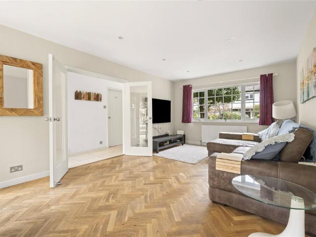 Angas Court, Pine Grove, Weybridge. 3 bed house to rent £3,000 pcm £692 pw