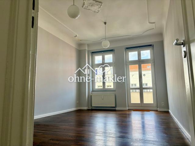 Sanierte 2 Zimmer in Prenzlauer Berg: bezugsfrei, mit Balkon, Stuck, Parkett und neuer Küche