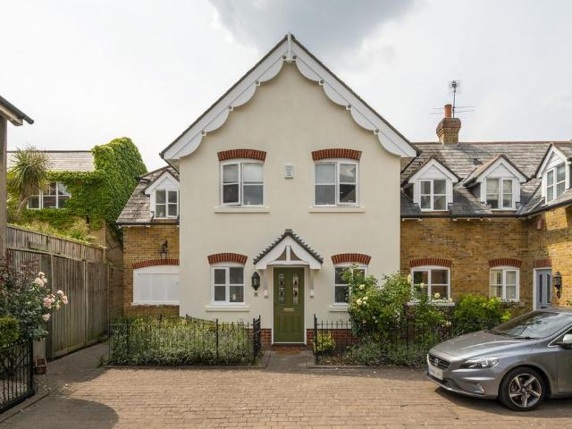 Angel Mews, London, SW15, Putney. 4 bed terraced house to rent £6,998 pcm £1,615 pw