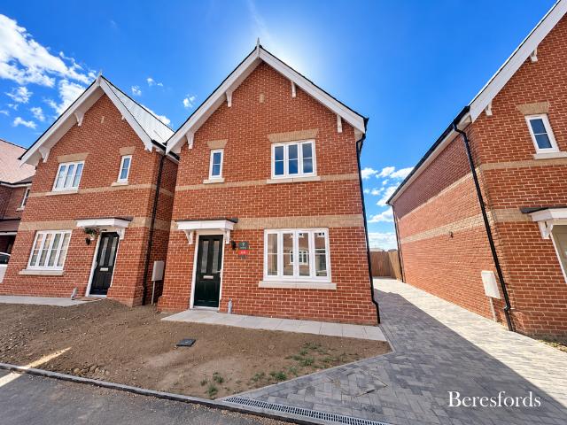 Angelina Avenue, Colchester, CO4 3 bed detached house to rent £1,900 pcm £438 pw