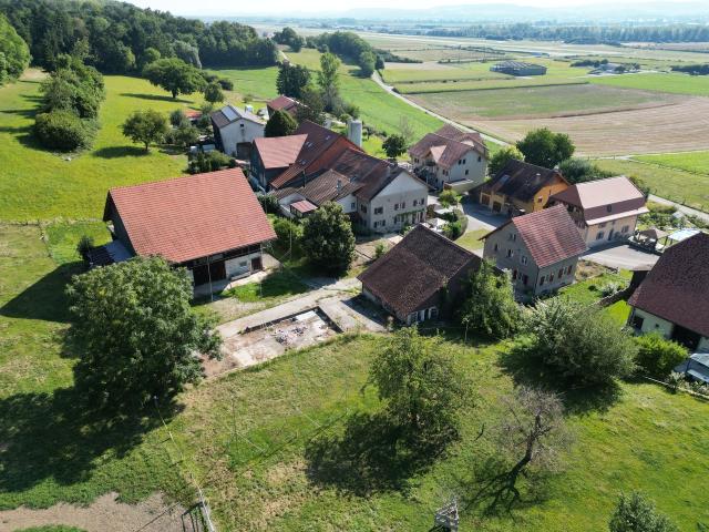 Angenehme Wohnung im obersten Stock mit Dachboden und Terrasse