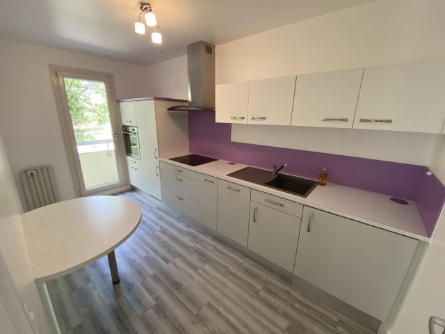 ANGERS SUD: Appartement lumineux, rénové avec goût, balcon, garage et 2 stationnements