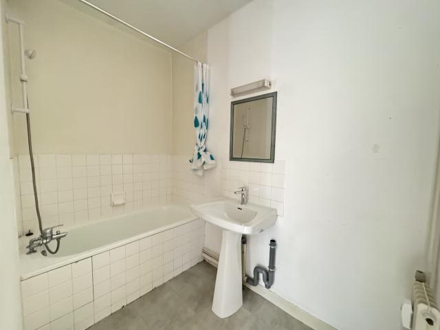 ANGERS QUARTIER Ste THERESE T1bis avec BALCON et PARKING